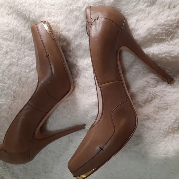 Escada Pumps