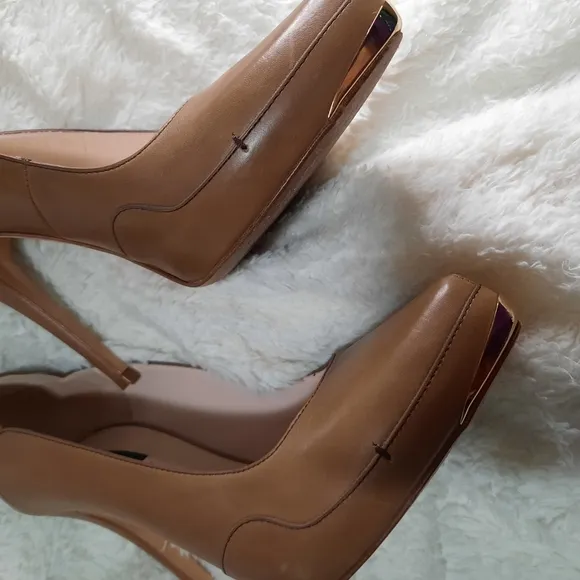 Escada Pumps
