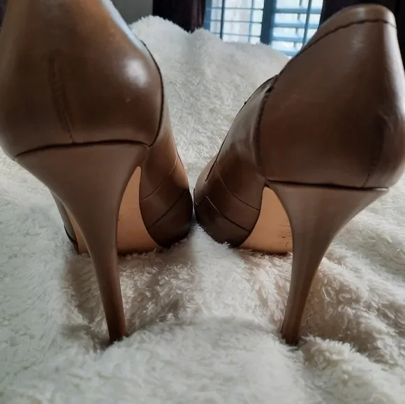 Escada Pumps