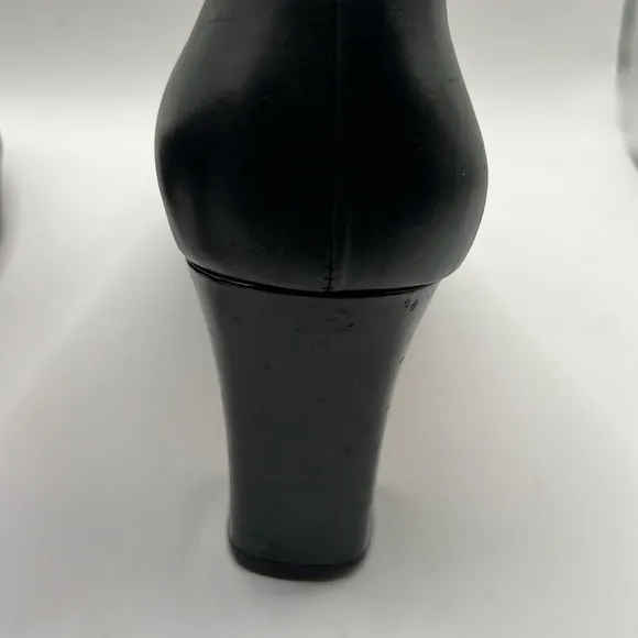 EUC Salvatore Farragamo Black Leather Heels Size 8.5 Made in Florence Italy