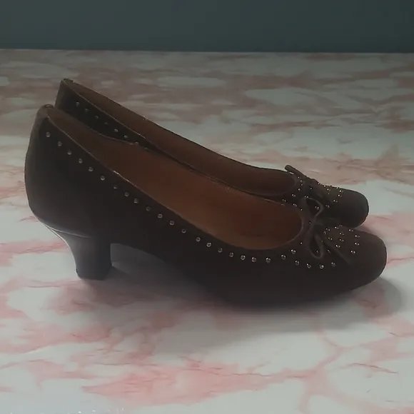 EUC Sofft Brown Suede Gold Studdee Pumps Bow Kitten Heel Coquette Sz 7.5M
