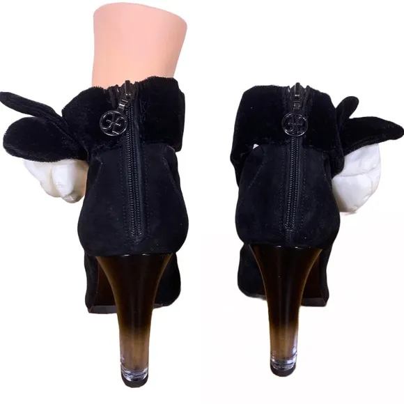 FABI COUTURE BLACK SUEDE HEELS W/CREAM SATIN ROSE ADORNMENT &amp; LUCITE HEELS (37)
