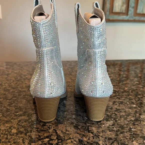 Forever embellished Sparkling Silver Western block heel Ankle Boots NWOT 10