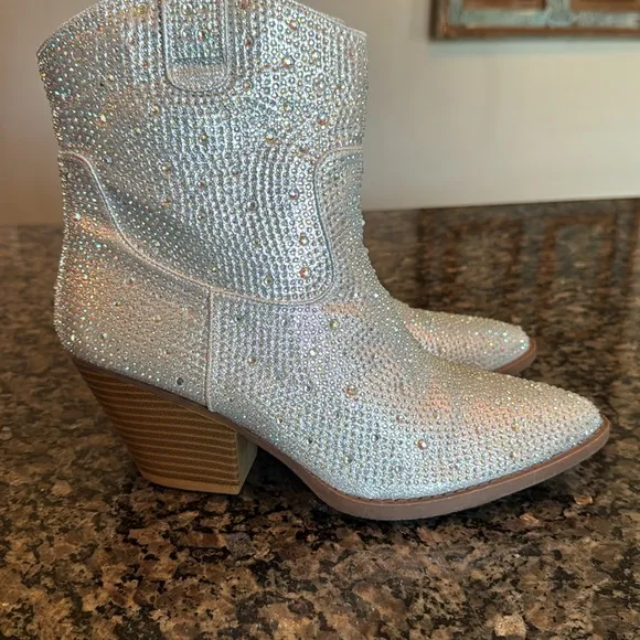 Forever embellished Sparkling Silver Western block heel Ankle Boots NWOT 10