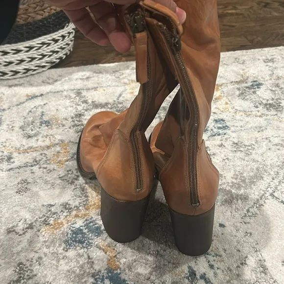Free People Elle Womens Block Heel Boots in cognac size 40