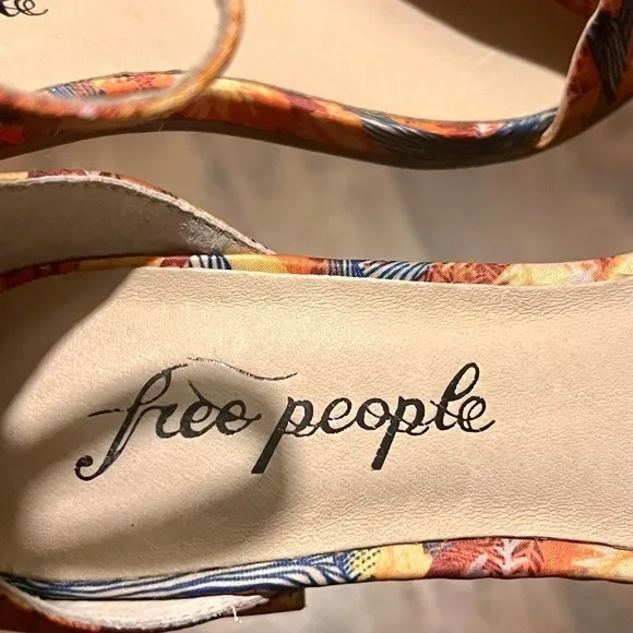 FREE PEOPLE orange floral block heel sandals. Size 37