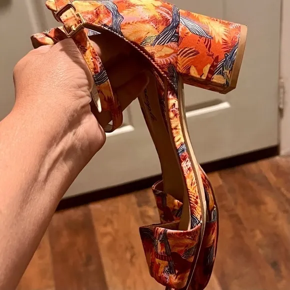 FREE PEOPLE orange floral block heel sandals. Size 37