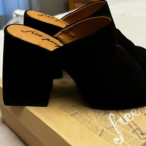 FREE PEOPLE Suede Love IsEverywhere Platform Sandals NWT size 7 (38)
