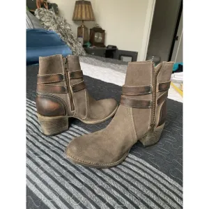 Freebird Shiloh Brown Suede Ankle Boots W/Straps Sz 8 Block Heel Distressed