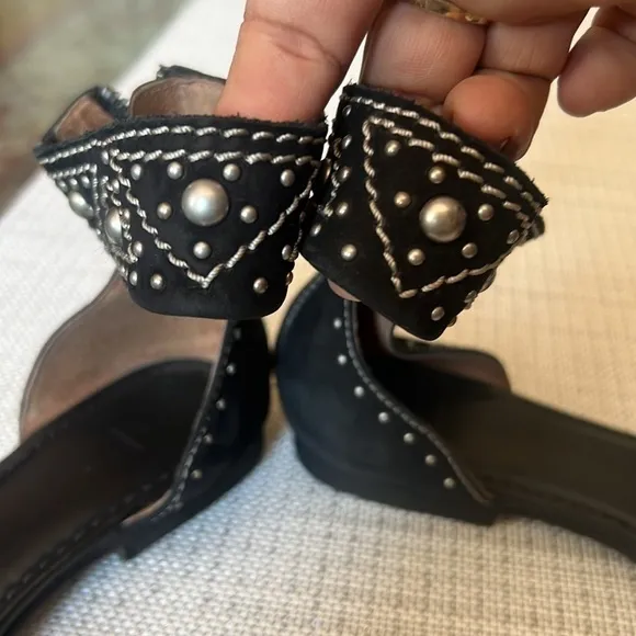 🥰Frye black suede low heel ,studded sandal, ankles strap,size 8-8.5, runs big .