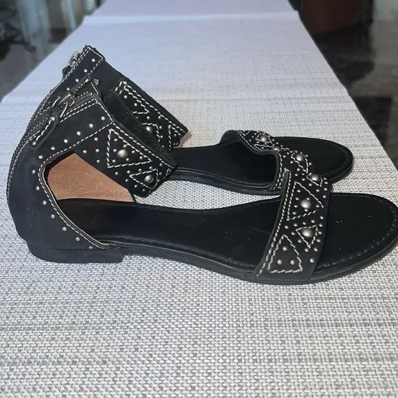 🥰Frye black suede low heel ,studded sandal, ankles strap,size 8-8.5, runs big .