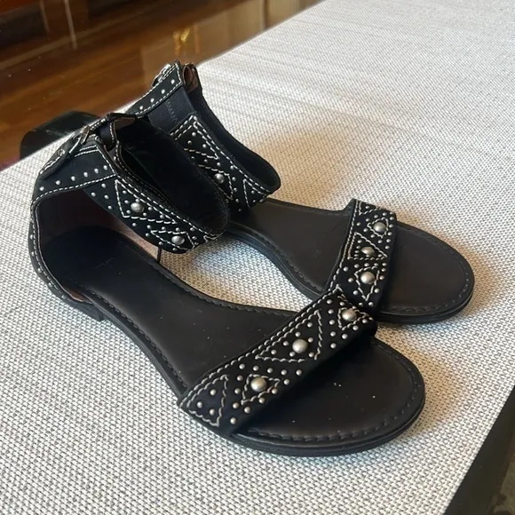 🥰Frye black suede low heel ,studded sandal, ankles strap,size 8-8.5, runs big .