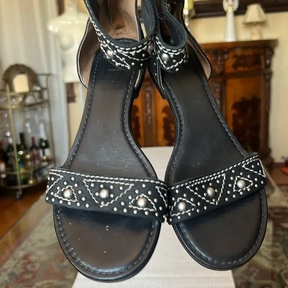 🥰Frye black suede low heel ,studded sandal, ankles strap,size 8-8.5, runs big .