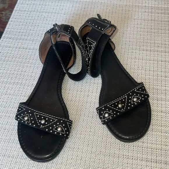 🥰Frye black suede low heel ,studded sandal, ankles strap,size 8-8.5, runs big .