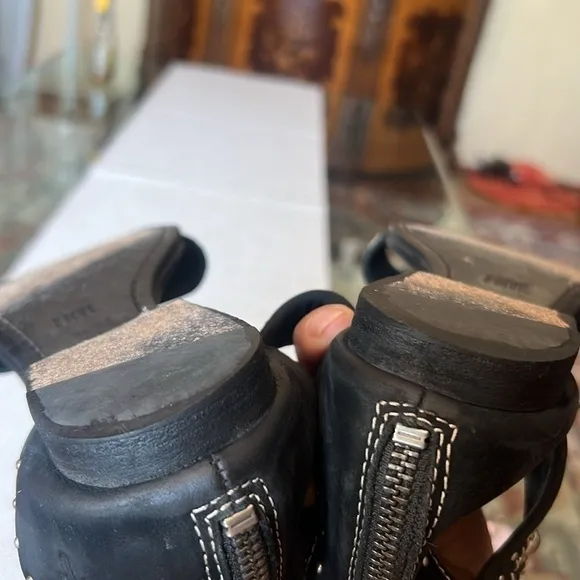 🥰Frye black suede low heel ,studded sandal, ankles strap,size 8-8.5, runs big .