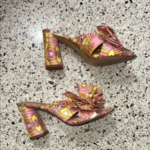 Gianni Bini pink yellow Kelly print Pucci bow sandal heel 6 Dillards