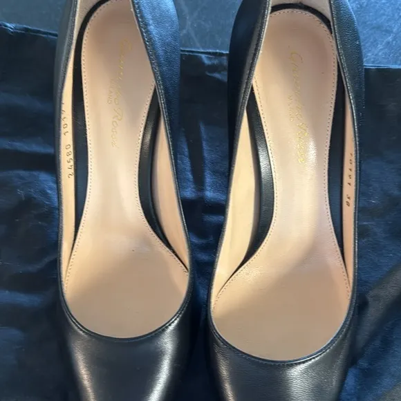Gianvito Rossi Elegant Black Leather Pumps