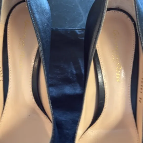 Gianvito Rossi Elegant Black Leather Pumps