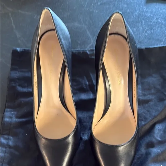 Gianvito Rossi Elegant Black Leather Pumps