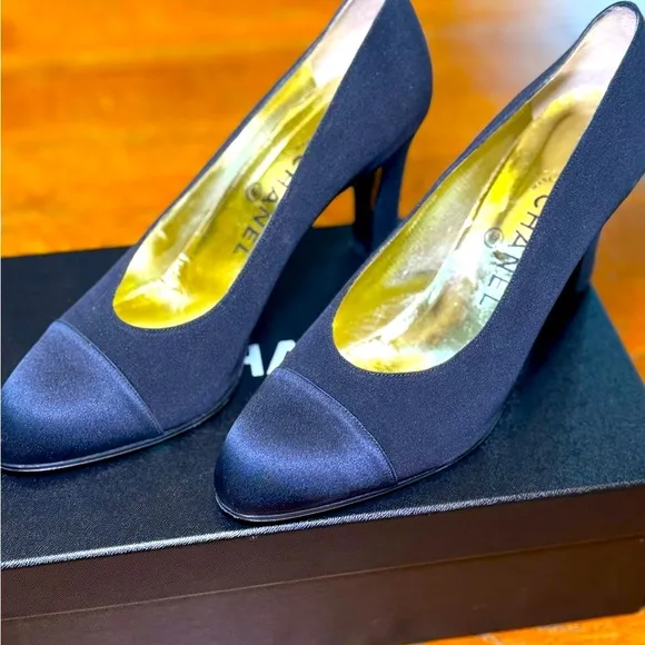 ✨Gorgeous authentic Chanel classic black pumps. Capped toe ✨Excellent condition!