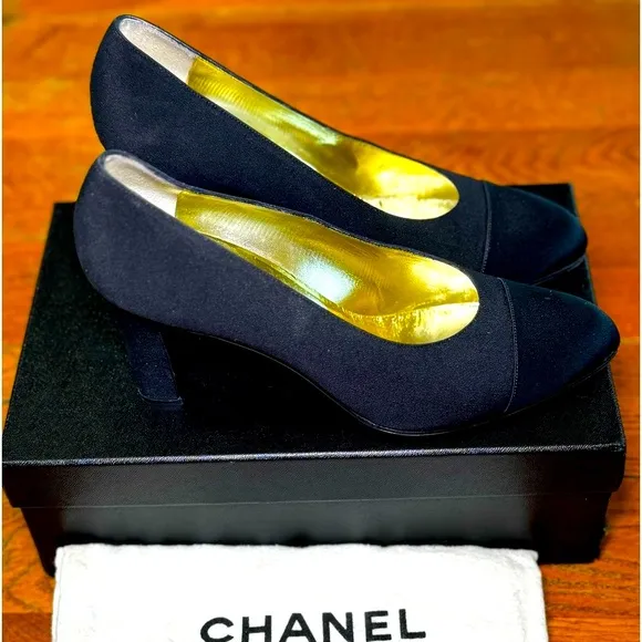 ✨Gorgeous authentic Chanel classic black pumps. Capped toe ✨Excellent condition!
