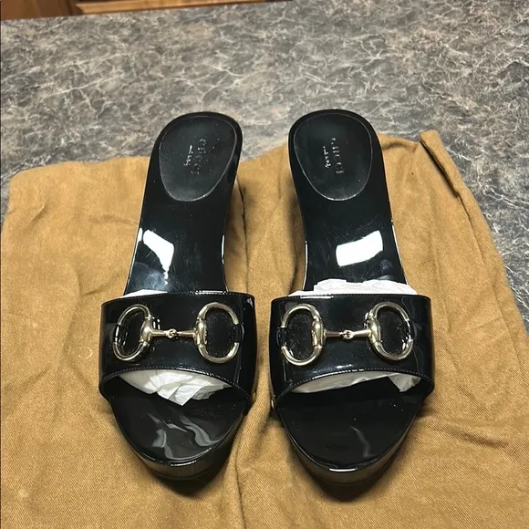 Gucci - black patent leather slides with gold GG logo. Size 39 (9 US) New