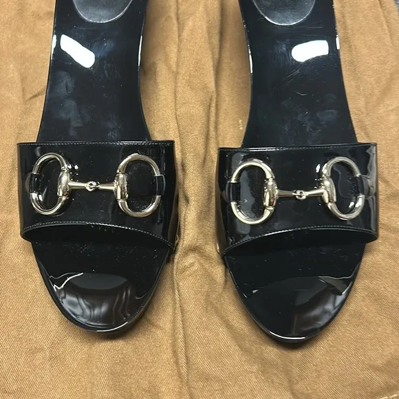 Gucci - black patent leather slides with gold GG logo. Size 39 (9 US) New