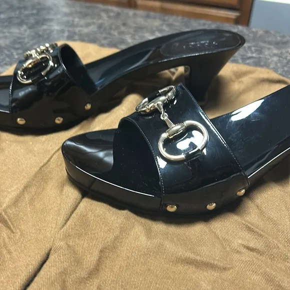 Gucci - black patent leather slides with gold GG logo. Size 39 (9 US) New