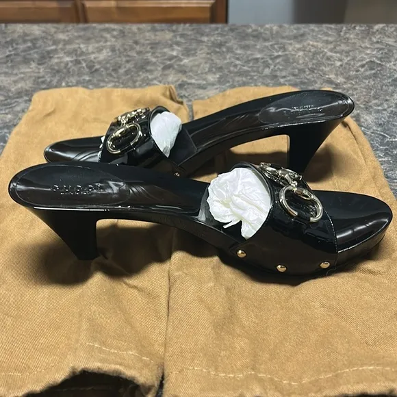 Gucci - black patent leather slides with gold GG logo. Size 39 (9 US) New