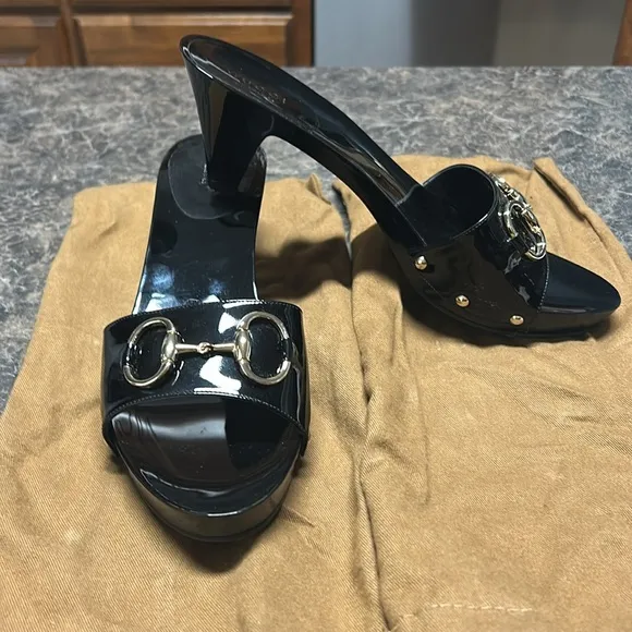 Gucci - black patent leather slides with gold GG logo. Size 39 (9 US) New