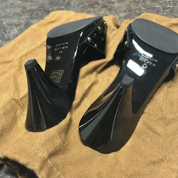Gucci - black patent leather slides with gold GG logo. Size 39 (9 US) New