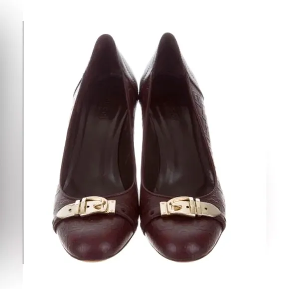 GUCCI HORSEBIT EMBOSSED CALFSKIN LEATHER PUMPS W GOLD BUCKLE LOGO