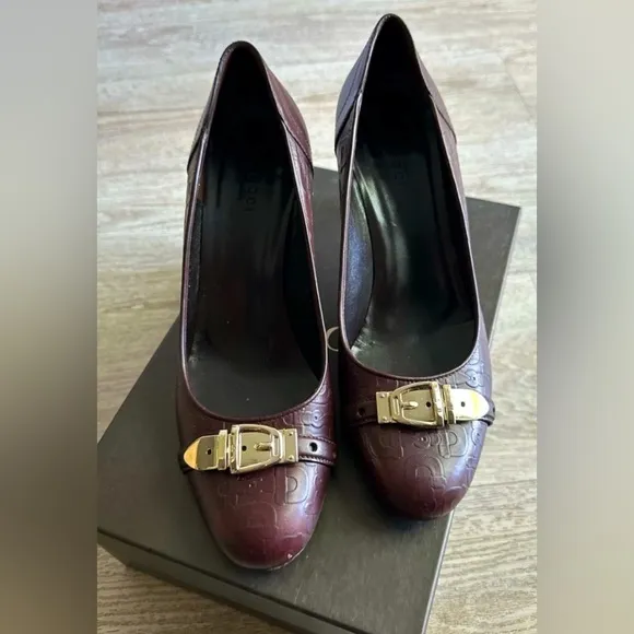 GUCCI HORSEBIT EMBOSSED CALFSKIN LEATHER PUMPS W GOLD BUCKLE LOGO
