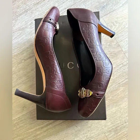 GUCCI HORSEBIT EMBOSSED CALFSKIN LEATHER PUMPS W GOLD BUCKLE LOGO
