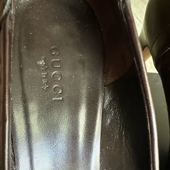 GUCCI HORSEBIT EMBOSSED CALFSKIN LEATHER PUMPS W GOLD BUCKLE LOGO
