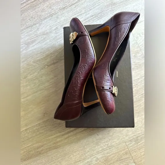 GUCCI HORSEBIT EMBOSSED CALFSKIN LEATHER PUMPS W GOLD BUCKLE LOGO