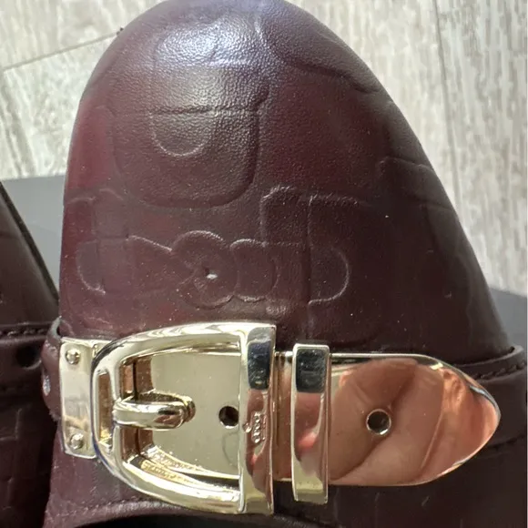 GUCCI HORSEBIT EMBOSSED CALFSKIN LEATHER PUMPS W GOLD BUCKLE LOGO