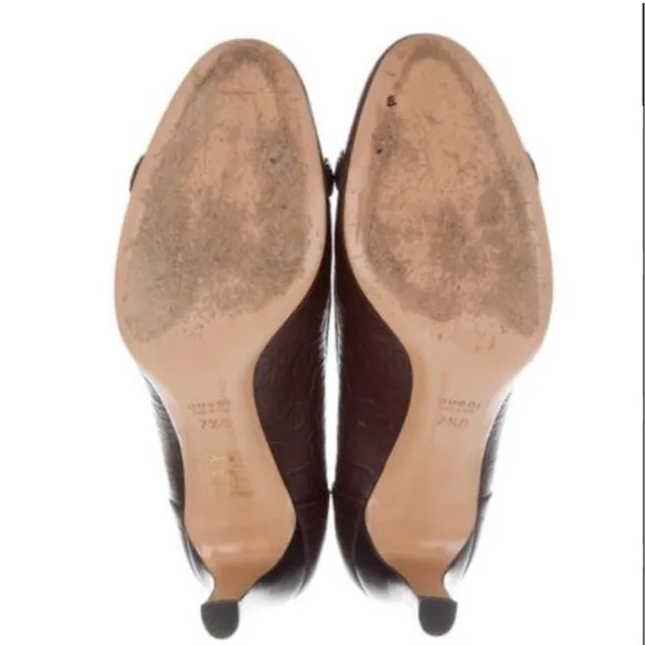 GUCCI HORSEBIT EMBOSSED CALFSKIN LEATHER PUMPS W GOLD BUCKLE LOGO