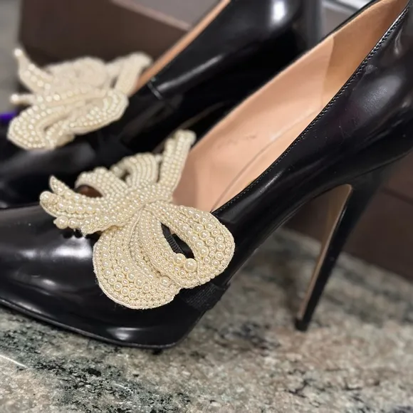 Gucci pumps with removable pearl embellishment.