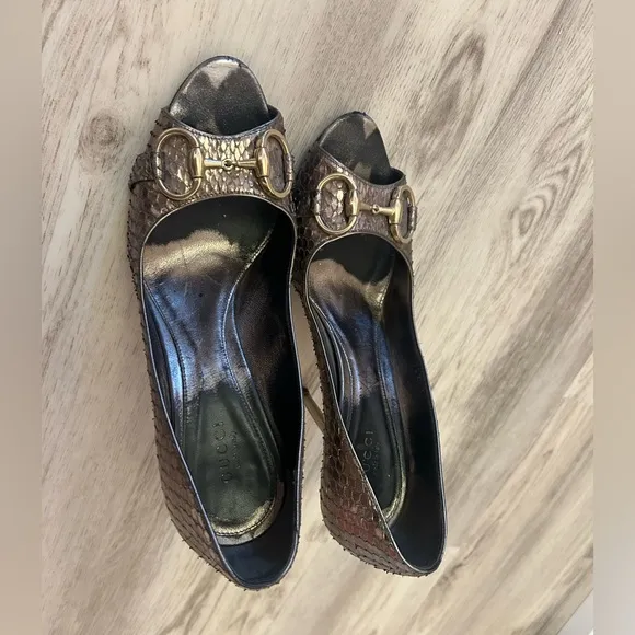 Gucci silver snakeskin horsebit peeptoe heels size 38