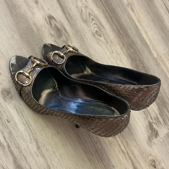 Gucci silver snakeskin horsebit peeptoe heels size 38
