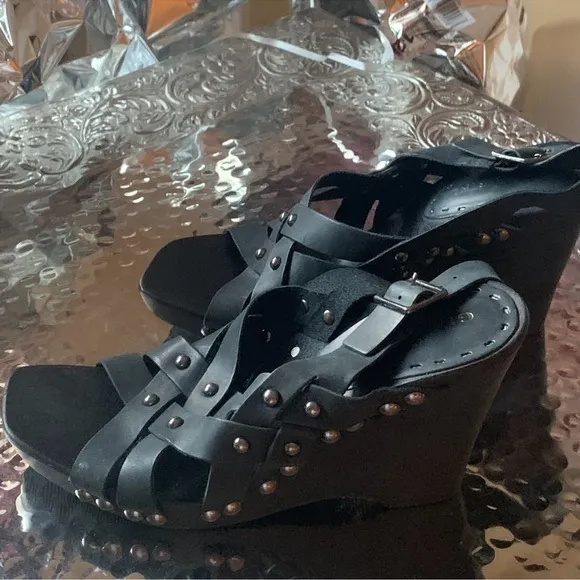 ITALIAN GIANNI BINI SIZE 7 1/2 MEDIUM WOMENS’ SANDALS IN BLACK