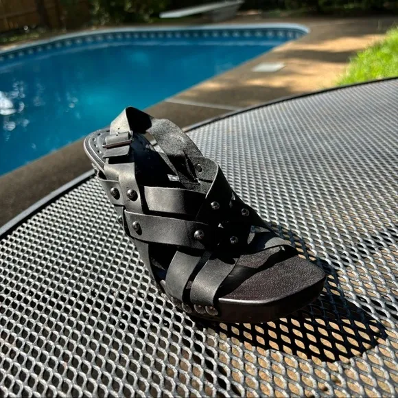 ITALIAN GIANNI BINI SIZE 7 1/2 MEDIUM WOMENS’ SANDALS IN BLACK