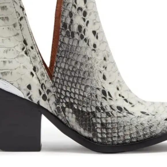 Jeffrey Campbell  × Cromwell Snake Boots
