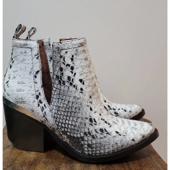 Jeffrey Campbell  × Cromwell Snake Boots