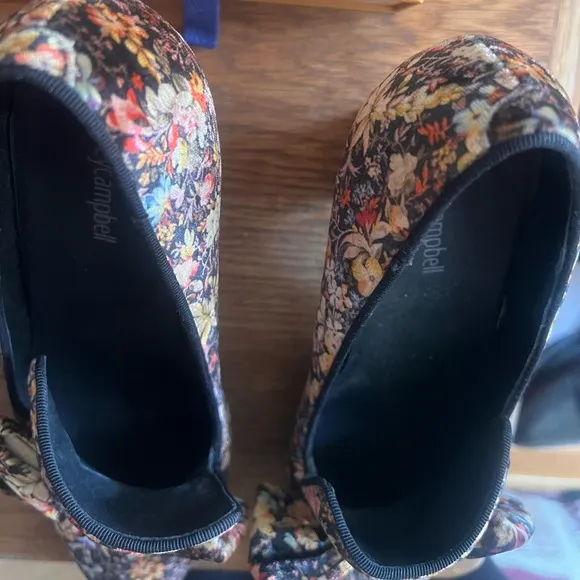 Jeffrey Campbell Print- Bow shoes size 8.5