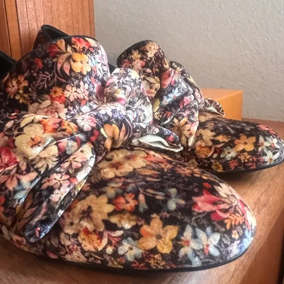 Jeffrey Campbell Print- Bow shoes size 8.5