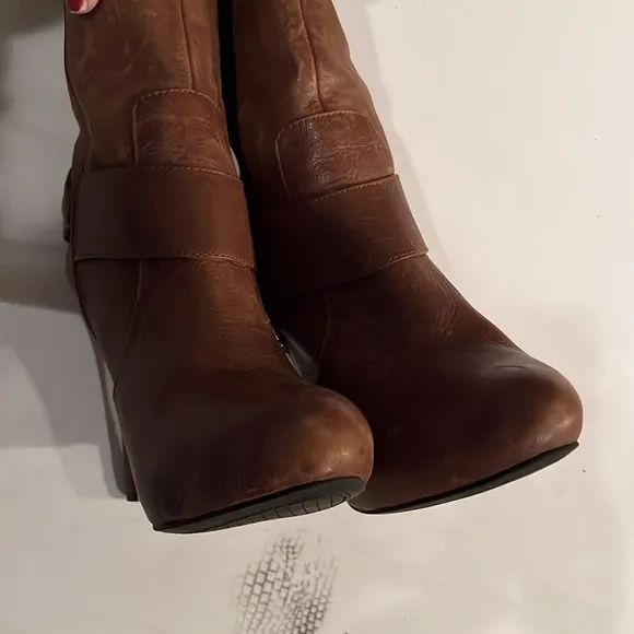 Jessica Simpson size 10 brown or cognac leather knee high boots side zipper