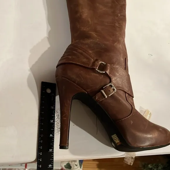 Jessica Simpson size 10 brown or cognac leather knee high boots side zipper