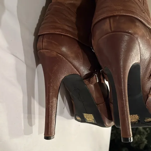 Jessica Simpson size 10 brown or cognac leather knee high boots side zipper